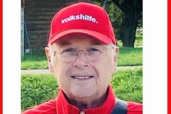 Auszeichnung für Egon Englisch mit der "Herzensmensch"-Trophäe