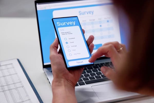 Umfrage zu Gehalts- und KV-Verhandlungen 2025