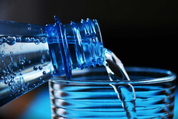Filialnetz: Mineralwasser und Mitarbeiter*innen-Kleidung an heißen Tagen